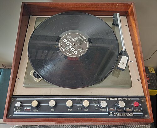Tocadiscos HMV antiguo con un disco de vinilo
