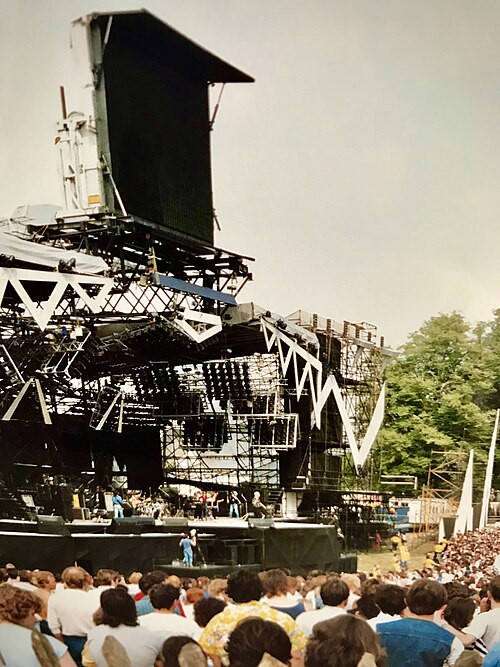 Belouis Some actuando en Knebworth durante la Magic Tour
