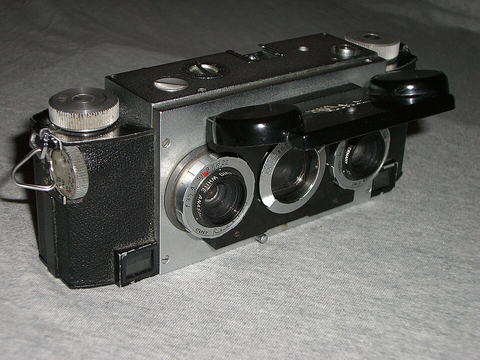 Stereo Realist camera with two photographic lenses